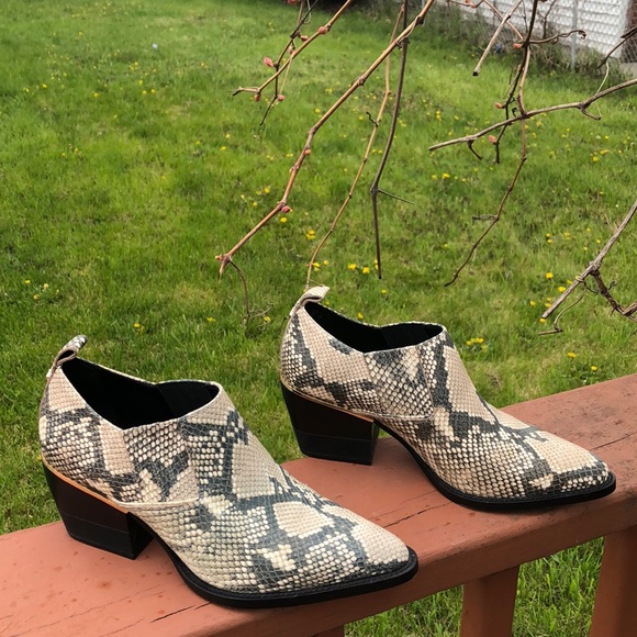 Dkny Shoes - ☘️S A L E🍀DKNY ROXY SHOOTIE POINTED TOE